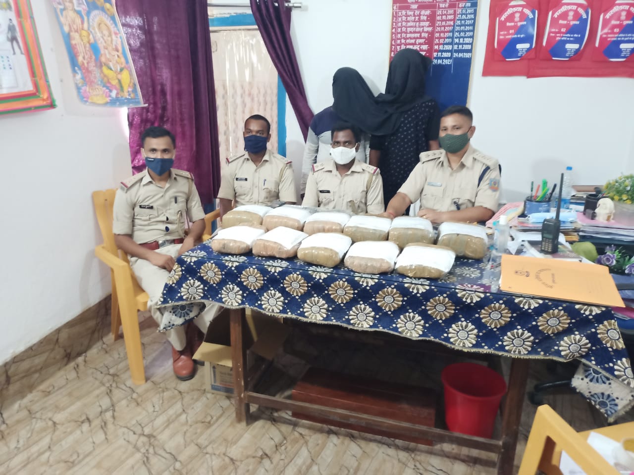 दुमका पुलिस ने 17 किलो गांजा के साथ दो को किया गिरफ्तार