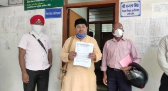 निजी स्कूलों द्वारा फीस बढ़ाने और बच्चों को ऑनलाइन क्लास से वंचित रखने के विरोध में झारखंड अभिभावक संघ ने रांची डीईओ को ज्ञापन सौंपा
