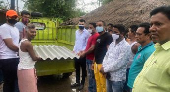 तिरपाल के नीचे रहने को मजबूर परिवार को घर बनाने के लिए एस्बेस्टस की मदद पहुंचाई कुणाल महतो ने